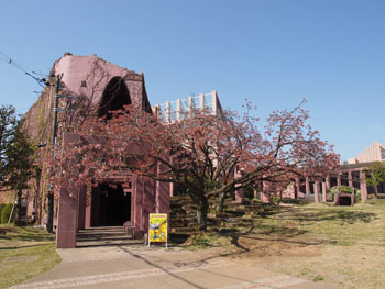 41-1-進修館全景。広場に向かって拡がるような外観。-s