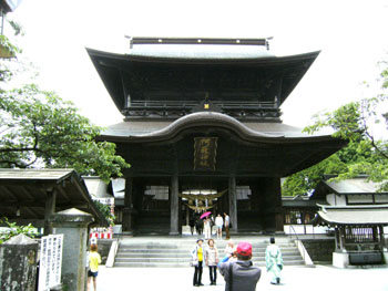 写真①阿蘇神社楼門