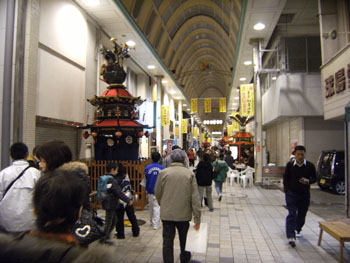 写真②アーケード街での御夜