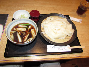 ②ひもかわうどん（つけ麺）