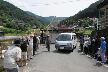 写真③現在、飾り付け作業中