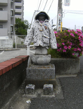 写真②防寒着のお地蔵様
