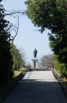 第九回　西公園の平野國臣像