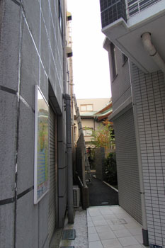 ②路地の奥に寺が