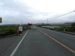 写真①原町区と小高区の境界検問所