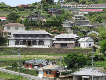 45-1-出津救助院全景（左から、授産場、製粉工場、マカロニ工場）-s