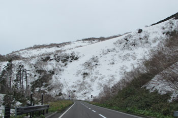 写真②峠路に雪がいっぱい