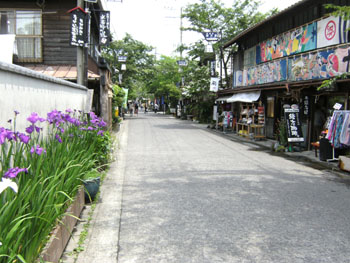 写真③参道に並ぶ店