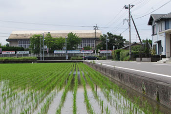 写真①中学校前